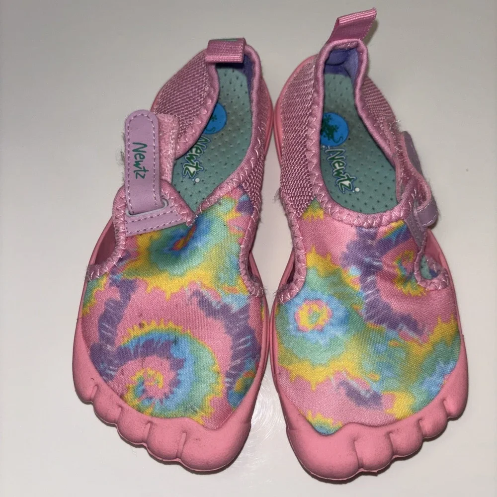 Kids Pink Tie Dye Water Shoes & Smiley Face Slippers Bundle Size 9-10‎
